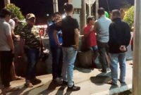 SN (kaos merah) saat diamankan Personel Satuan Intelkam Polres Nias di Alun-alun Kota Gunungsitoli pada Sabtu, 8 Maret 2025 sekira pukul 20.30 WIB. ISTIMEWA/BALUSENIAS.COM