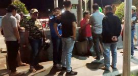 SN (kaos merah) saat diamankan Personel Satuan Intelkam Polres Nias di Alun-alun Kota Gunungsitoli pada Sabtu, 8 Maret 2025 sekira pukul 20.30 WIB. ISTIMEWA/BALUSENIAS.COM