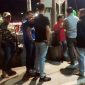 SN (kaos merah) saat diamankan Personel Satuan Intelkam Polres Nias di Alun-alun Kota Gunungsitoli pada Sabtu, 8 Maret 2025 sekira pukul 20.30 WIB. ISTIMEWA/BALUSENIAS.COM
