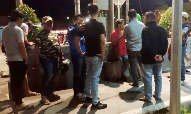 SN (kaos merah) saat diamankan Personel Satuan Intelkam Polres Nias di Alun-alun Kota Gunungsitoli pada Sabtu, 8 Maret 2025 sekira pukul 20.30 WIB. ISTIMEWA/BALUSENIAS.COM