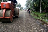 Pengaspalan jalan di wilayah Desa Sifaoro'asi Kecamatan Afulu. FEBEANUS ZALUKHU/BALUSENIAS.COM