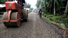 Pengaspalan jalan di wilayah Desa Sifaoro'asi Kecamatan Afulu. FEBEANUS ZALUKHU/BALUSENIAS.COM