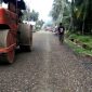 Pengaspalan jalan di wilayah Desa Sifaoro'asi Kecamatan Afulu. FEBEANUS ZALUKHU/BALUSENIAS.COM