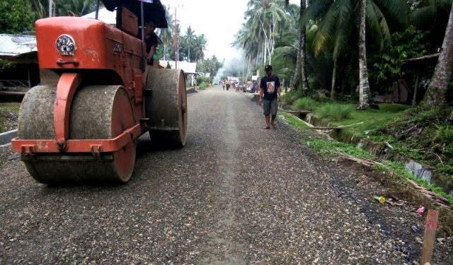 Pengaspalan jalan di wilayah Desa Sifaoro'asi Kecamatan Afulu. FEBEANUS ZALUKHU/BALUSENIAS.COM