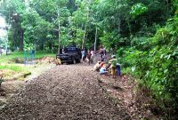 BPD Desa Sisobahili Kecamatan Afulu, memantau proyek yang anggarannya bersumber dari Dana Desa setempat. FEBEANUS ZALUKHU/BALUSENIAS.COM