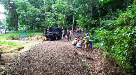 BPD Desa Sisobahili Kecamatan Afulu, memantau proyek yang anggarannya bersumber dari Dana Desa setempat. FEBEANUS ZALUKHU/BALUSENIAS.COM