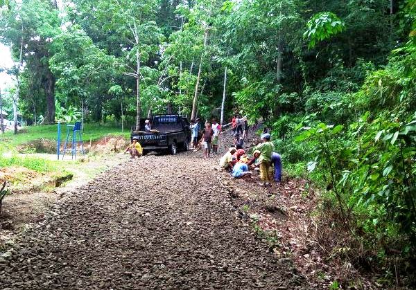 BPD Desa Sisobahili Kecamatan Afulu, memantau proyek yang anggarannya bersumber dari Dana Desa setempat. FEBEANUS ZALUKHU/BALUSENIAS.COM