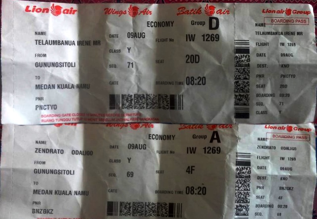 Boarding pass yang telah dimiliki 2 penumpang, tapi ditolak naik pesawat