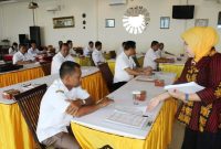 Pejabat Pemerintah Kabupaten Nias Utara mengikuti Ujian Dinas Tingkat I dan Tingkat II yang digelar Badan Kepegawaian Daerah Kabupaten Nias Utara di Hotel Grand Kartika, Kota Gunungsitoli pada Rabu (8/8/2018). FEBEANUS ZALUKHU/BALUSENIAS.COM