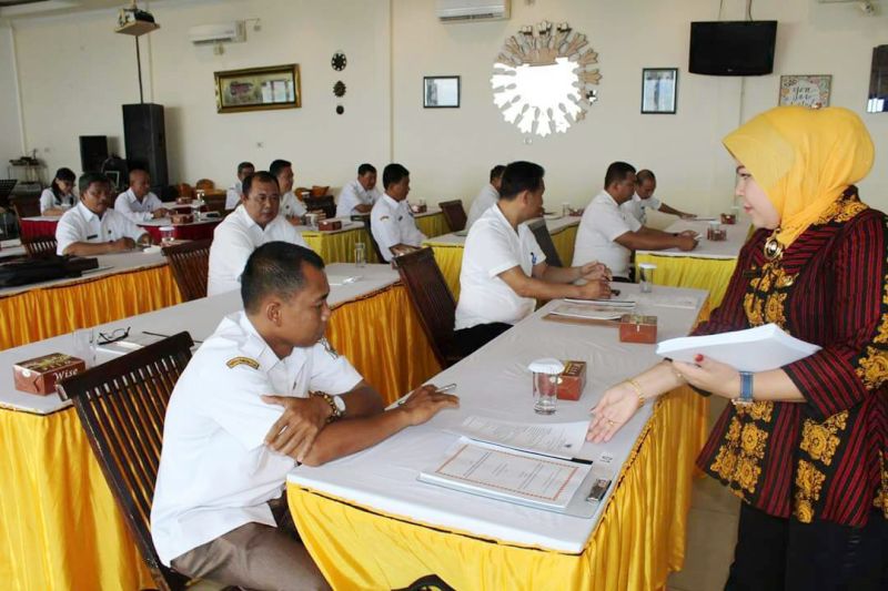 Pejabat Pemerintah Kabupaten Nias Utara mengikuti Ujian Dinas Tingkat I dan Tingkat II yang digelar Badan Kepegawaian Daerah Kabupaten Nias Utara di Hotel Grand Kartika, Kota Gunungsitoli pada Rabu (8/8/2018). FEBEANUS ZALUKHU/BALUSENIAS.COM