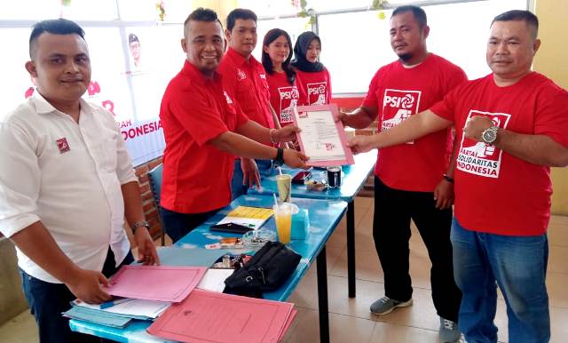 Markus Kaide Hulu selaku Ketua DPD PSI Kota Gunungsitoli, saat mempersiapkan PSI menjadi salah satu partai politik yang menjadi pilihan rakyat di Kota Gununsitoli. ISTIMEWA/BALUSENIAS.COM