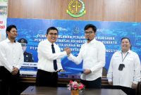 Kajari Gunungsitoli, Parada Situmorang dan General Manager Regional 1 Pelabuhan Gunungsitoli PT Pelindo, Ardhi Amarullah, menandatangani Nota Kesepahaman pendampingan hukum di Aula Kejari Gunungsitoli pada Senin, 10 Maret 2025. ISTIMEWA/BALUSENIAS.COM