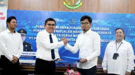 Kajari Gunungsitoli, Parada Situmorang dan General Manager Regional 1 Pelabuhan Gunungsitoli PT Pelindo, Ardhi Amarullah, menandatangani Nota Kesepahaman pendampingan hukum di Aula Kejari Gunungsitoli pada Senin, 10 Maret 2025. ISTIMEWA/BALUSENIAS.COM