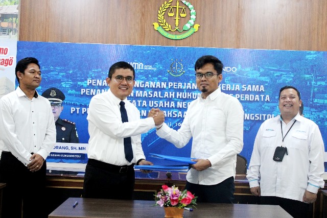 Kajari Gunungsitoli, Parada Situmorang dan General Manager Regional 1 Pelabuhan Gunungsitoli PT Pelindo, Ardhi Amarullah, menandatangani Nota Kesepahaman pendampingan hukum di Aula Kejari Gunungsitoli pada Senin, 10 Maret 2025. ISTIMEWA/BALUSENIAS.COM