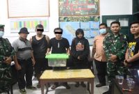 Tim Gabungan Intel Korem 023/Kawal Samudera dan Kodim 0213/Nias menangkap dua pria terduga pelaku peredaran narkoba jenis sabu pada Senin, 10 Maret 2025. PEN DIM 0213/NIAS - BALUSENIAS.COM