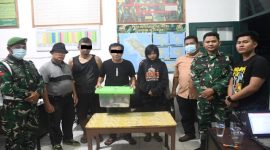 Tim Gabungan Intel Korem 023/Kawal Samudera dan Kodim 0213/Nias menangkap dua pria terduga pelaku peredaran narkoba jenis sabu pada Senin, 10 Maret 2025. PEN DIM 0213/NIAS - BALUSENIAS.COM