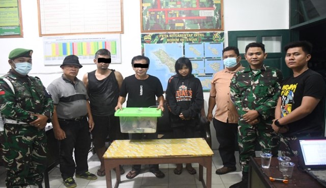 Tim Gabungan Intel Korem 023/Kawal Samudera dan Kodim 0213/Nias menangkap dua pria terduga pelaku peredaran narkoba jenis sabu pada Senin, 10 Maret 2025. PEN DIM 0213/NIAS - BALUSENIAS.COM