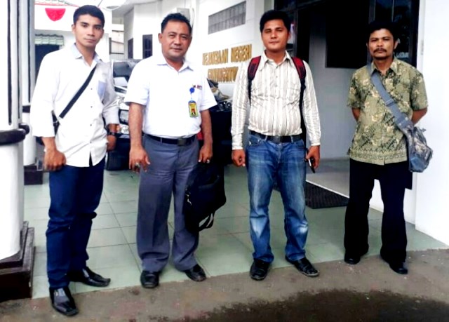 Ketua DPC LSM Pemerhati Kinerja Pemerintah (Perkara) Kota Gunungsitoli, Afdika Permata Lase, usai menyampaika laporan di Kantor Kejari Gunungsitoli, pada Kamis (9/8/2018). OKTARIUS NDRAHA