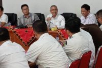 Sekretaris Kabupaten Nias, Samson Perdamaian Zai, memimpin pertemuan pihak Kejaksaan Negeri Gunungsitoli dengan 10 camat di wilayah Kabupaten Nias pada Rabu, 12 Maret 2025. JOJOR MASIHOL MARITO/BALUSENIAS.COM