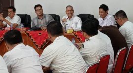 Sekretaris Kabupaten Nias, Samson Perdamaian Zai, memimpin pertemuan pihak Kejaksaan Negeri Gunungsitoli dengan 10 camat di wilayah Kabupaten Nias pada Rabu, 12 Maret 2025. JOJOR MASIHOL MARITO/BALUSENIAS.COM