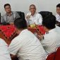 Sekretaris Kabupaten Nias, Samson Perdamaian Zai, memimpin pertemuan pihak Kejaksaan Negeri Gunungsitoli dengan 10 camat di wilayah Kabupaten Nias pada Rabu, 12 Maret 2025. JOJOR MASIHOL MARITO/BALUSENIAS.COM