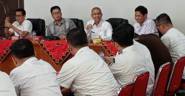 Sekretaris Kabupaten Nias, Samson Perdamaian Zai, memimpin pertemuan pihak Kejaksaan Negeri Gunungsitoli dengan 10 camat di wilayah Kabupaten Nias pada Rabu, 12 Maret 2025. JOJOR MASIHOL MARITO/BALUSENIAS.COM