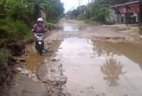 Salah satu titik jalan di ruas Afia-Tuhemberua yang cukup parah di Dusun 4 Desa Hilihao Kecamatan Gunungsitoli. JAMIL MENDROFA/BALUSENIAS.COM