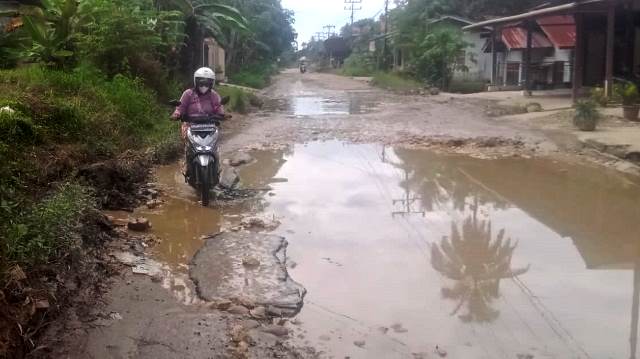Salah satu titik jalan di ruas Afia-Tuhemberua yang cukup parah di Dusun 4 Desa Hilihao Kecamatan Gunungsitoli. JAMIL MENDROFA/BALUSENIAS.COM