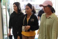 Suriani Tafonao dibawa masuk ke Kantor Kejaksaan Negeri Gunungsitoli usai ditangkap di rumah mertuanya pada Kamis, 13 Maret 2025. JAMIL MENDROFA/BALUSENIAS.COM