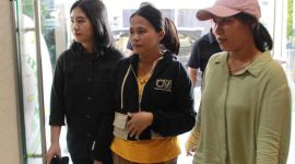 Suriani Tafonao dibawa masuk ke Kantor Kejaksaan Negeri Gunungsitoli usai ditangkap di rumah mertuanya pada Kamis, 13 Maret 2025. JAMIL MENDROFA/BALUSENIAS.COM