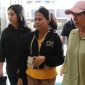Suriani Tafonao dibawa masuk ke Kantor Kejaksaan Negeri Gunungsitoli usai ditangkap di rumah mertuanya pada Kamis, 13 Maret 2025. JAMIL MENDROFA/BALUSENIAS.COM