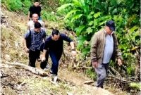Jaksa Eksekutor dari Kejari Gunungsitoli, berjibaku mengejar DPO atas kasus tindak pidana Pemilu di Desa Siforoasi Uluhou Kecamatan Bawolato, Kabupaten Nias. JOJOR MASIHOL MARITO/BALUSENIAS.COM