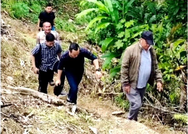Jaksa Eksekutor dari Kejari Gunungsitoli, berjibaku mengejar DPO atas kasus tindak pidana Pemilu di Desa Siforoasi Uluhou Kecamatan Bawolato, Kabupaten Nias. JOJOR MASIHOL MARITO/BALUSENIAS.COM
