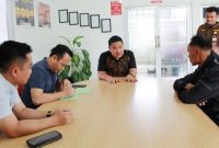 Terpidana Ya'atulo Bawamenewi menyerahkan diri kepada Jaksa Eksekutor di Kejaksaan Negeri Gunungsitoli pada Jumat, 14 Maret 2025. ISTIMEWA/BALUSENIAS.COM