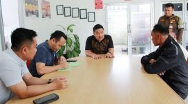 Terpidana Ya'atulo Bawamenewi menyerahkan diri kepada Jaksa Eksekutor di Kejaksaan Negeri Gunungsitoli pada Jumat, 14 Maret 2025. ISTIMEWA/BALUSENIAS.COM