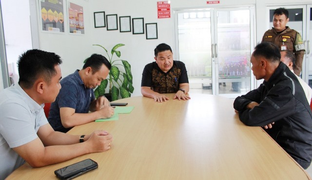 Terpidana Ya'atulo Bawamenewi menyerahkan diri kepada Jaksa Eksekutor di Kejaksaan Negeri Gunungsitoli pada Jumat, 14 Maret 2025. ISTIMEWA/BALUSENIAS.COM