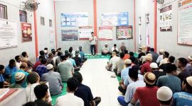 Kepala Lapas KeLas IIB Gunungsitoli, Tonggo Butar Butar, memberi arahan kepada 108 Warga Binaan Pemasyarakatan dalam Berbuka Puasa Bersama. ISTIMEWA/BALUSENIAS.COM