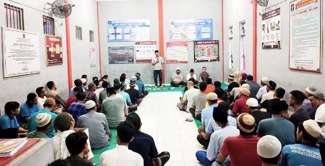 Kepala Lapas KeLas IIB Gunungsitoli, Tonggo Butar Butar, memberi arahan kepada 108 Warga Binaan Pemasyarakatan dalam Berbuka Puasa Bersama. ISTIMEWA/BALUSENIAS.COM