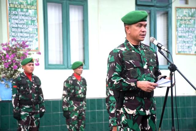 Komandan Kodim 0213/Nias, Letkol Infanteri Torang Parulian Malau, membacakan Amanat Panglima Kodam I/Bukit Barisan. ISTIMEWA/BALUSENIAS.COM