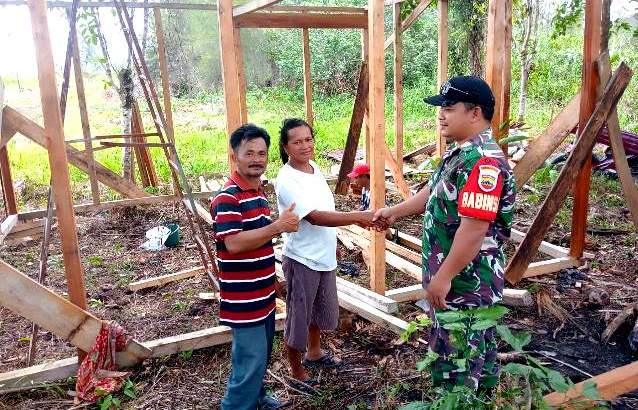 Sertu Filemo Zalukhu menghibahkan sebidang lahan dan membangun rumah sederhana untuk keluarga kurang mampu di Desa Mo'awo Kecamatan Lahewa, Kabupaten Nias Utara. ISTIMEWA/BALUSENIAS.COM