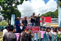 Para aktivis senior berunjukrasa di Kantor PT Pelindo Gunungsitoli dengan pengawalan ketat oleh personel Polres Nias. JAMIL MENDROFA/BALUSENIAS.COM
