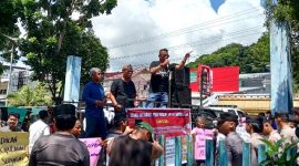 Para aktivis senior berunjukrasa di Kantor PT Pelindo Gunungsitoli dengan pengawalan ketat oleh personel Polres Nias. JAMIL MENDROFA/BALUSENIAS.COM