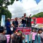 Para aktivis senior berunjukrasa di Kantor PT Pelindo Gunungsitoli dengan pengawalan ketat oleh personel Polres Nias. JAMIL MENDROFA/BALUSENIAS.COM