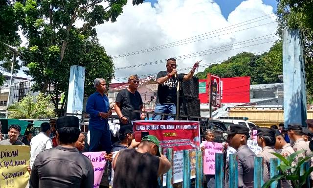 Para aktivis senior berunjukrasa di Kantor PT Pelindo Gunungsitoli dengan pengawalan ketat oleh personel Polres Nias. JAMIL MENDROFA/BALUSENIAS.COM