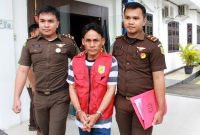 Yosarman Bawamenewi menyerahkan diri ke Jaksa Eksekutor di Kejari Gunungsitoli pada Rabu, 19 Maret 2025. SAROFATI LASE/BALUSENIAS.COM