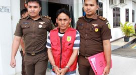 Yosarman Bawamenewi menyerahkan diri ke Jaksa Eksekutor di Kejari Gunungsitoli pada Rabu, 19 Maret 2025. SAROFATI LASE/BALUSENIAS.COM