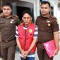 Yosarman Bawamenewi menyerahkan diri ke Jaksa Eksekutor di Kejari Gunungsitoli pada Rabu, 19 Maret 2025. SAROFATI LASE/BALUSENIAS.COM
