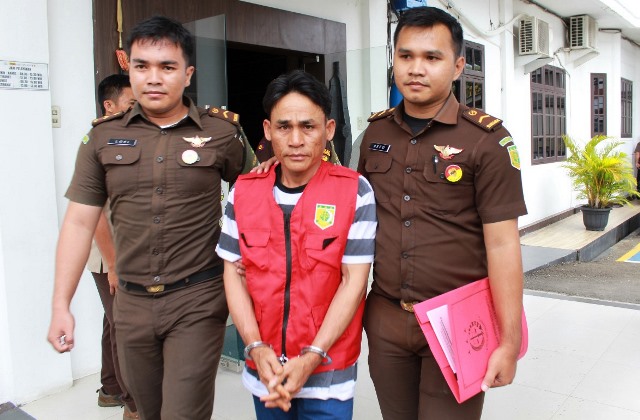 Yosarman Bawamenewi menyerahkan diri ke Jaksa Eksekutor di Kejari Gunungsitoli pada Rabu, 19 Maret 2025. SAROFATI LASE/BALUSENIAS.COM