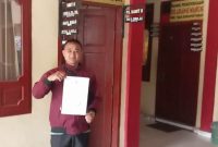 Berkat Damai Zebua usai membuat laporan polisi atas pengrusakan tanaman di lahan miliknya yang mengantongi Sertifikat Hak Milik. JAMIL MENDROFA/BALUSENIAS.COM