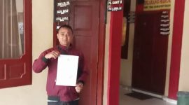 Berkat Damai Zebua usai membuat laporan polisi atas pengrusakan tanaman di lahan miliknya yang mengantongi Sertifikat Hak Milik. JAMIL MENDROFA/BALUSENIAS.COM